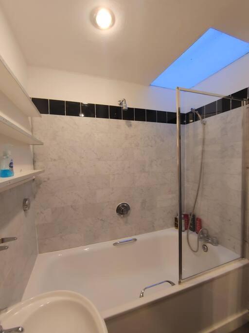 Stylish Apartment Near Carnaby Street, Sleeps 4. ロンドン エクステリア 写真