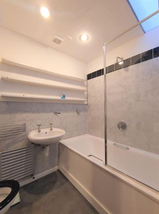 Stylish Apartment Near Carnaby Street, Sleeps 4. ロンドン エクステリア 写真